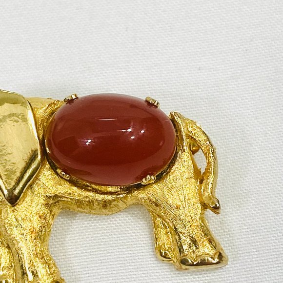 Vintage Brooks Elephant Brooch w/Faux Carnelian Circa 1960s or Earlier - Picture 2 of 4
